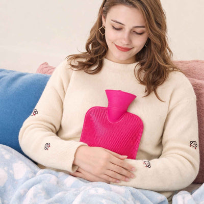 bouillotte rose sur ventre jeune femme